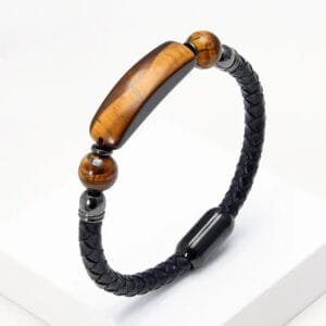 Pulsera de Tigre con Cordón de Cuero Negro mostrando sutil elegancia