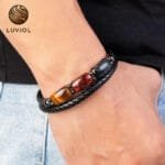 Primer plano de pulsera hombre con piedra ojo de tigre y detalle halcón