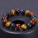 Primer plano de pulsera ojo de tigre con cuentas variadas, 100% natural