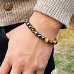 Hombre con pulsera ojo de tigre y hematites en piedras naturales