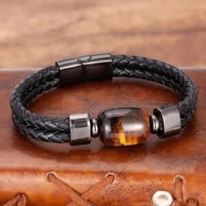 Pulsera de cuero para hombre con piedras de ojo de tigre mostrando fuerza interior