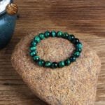 Pulsera de ojo de tigre verde en exposición, perfecta joya pulsera tigre verde