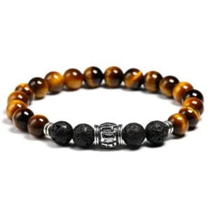 Pulsera tibetana de tigre de piedra natural para hombre mostrada elegantemente